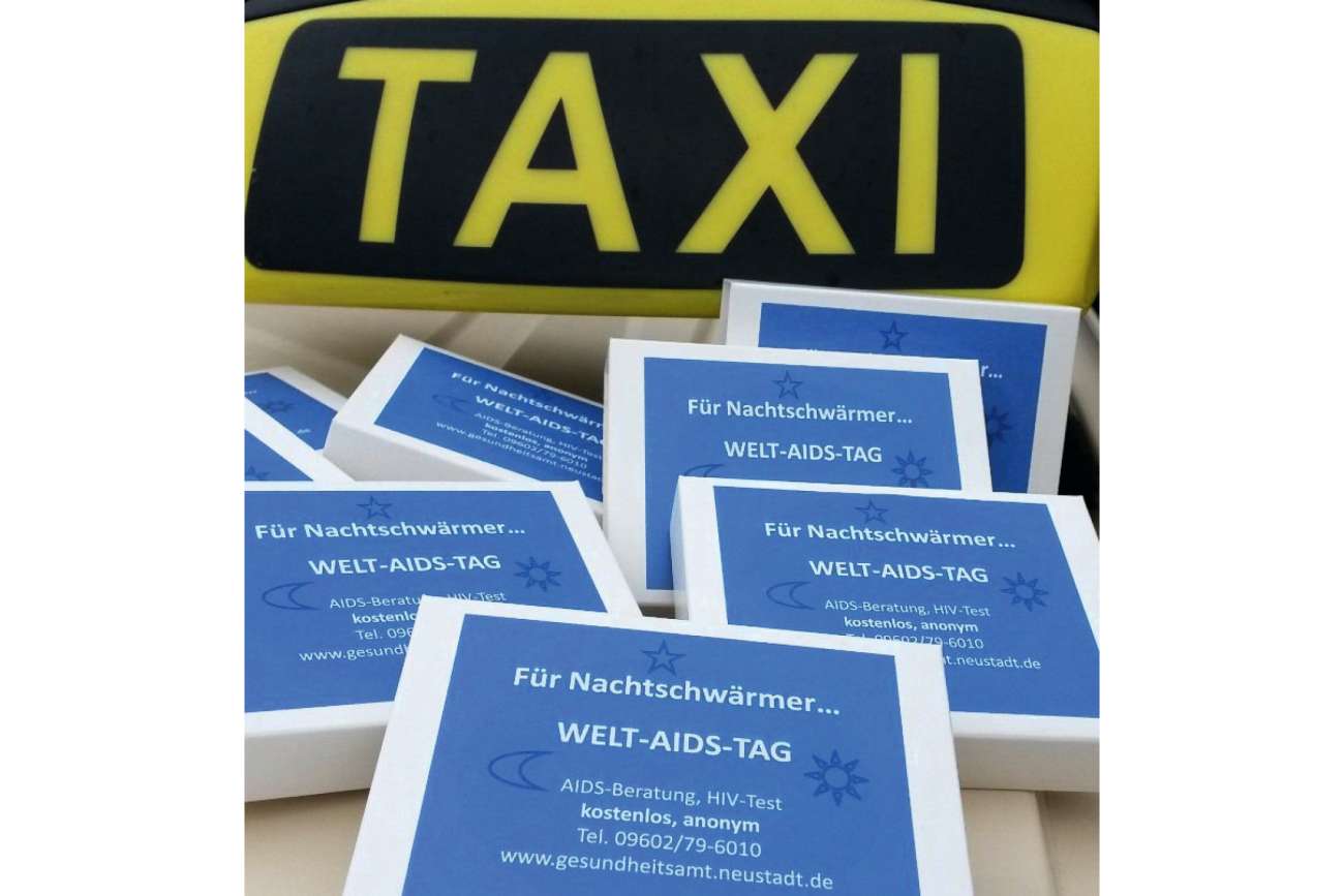 Solche Päckchen verteilten die Oberpfälzer Taxifahrer. Bild: Landratsamt Neustadt an der Waldnaab