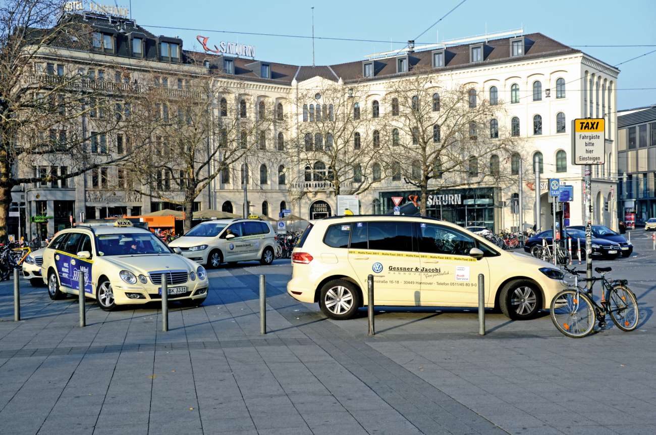 Am Taxistand am Hauptbahnhof Hannover heißt es für die Fahrgäste „hier einsteigen“. Das passt auch symbolisch zum Thema „Kundenbindung“. Bild: Dietmar Fund