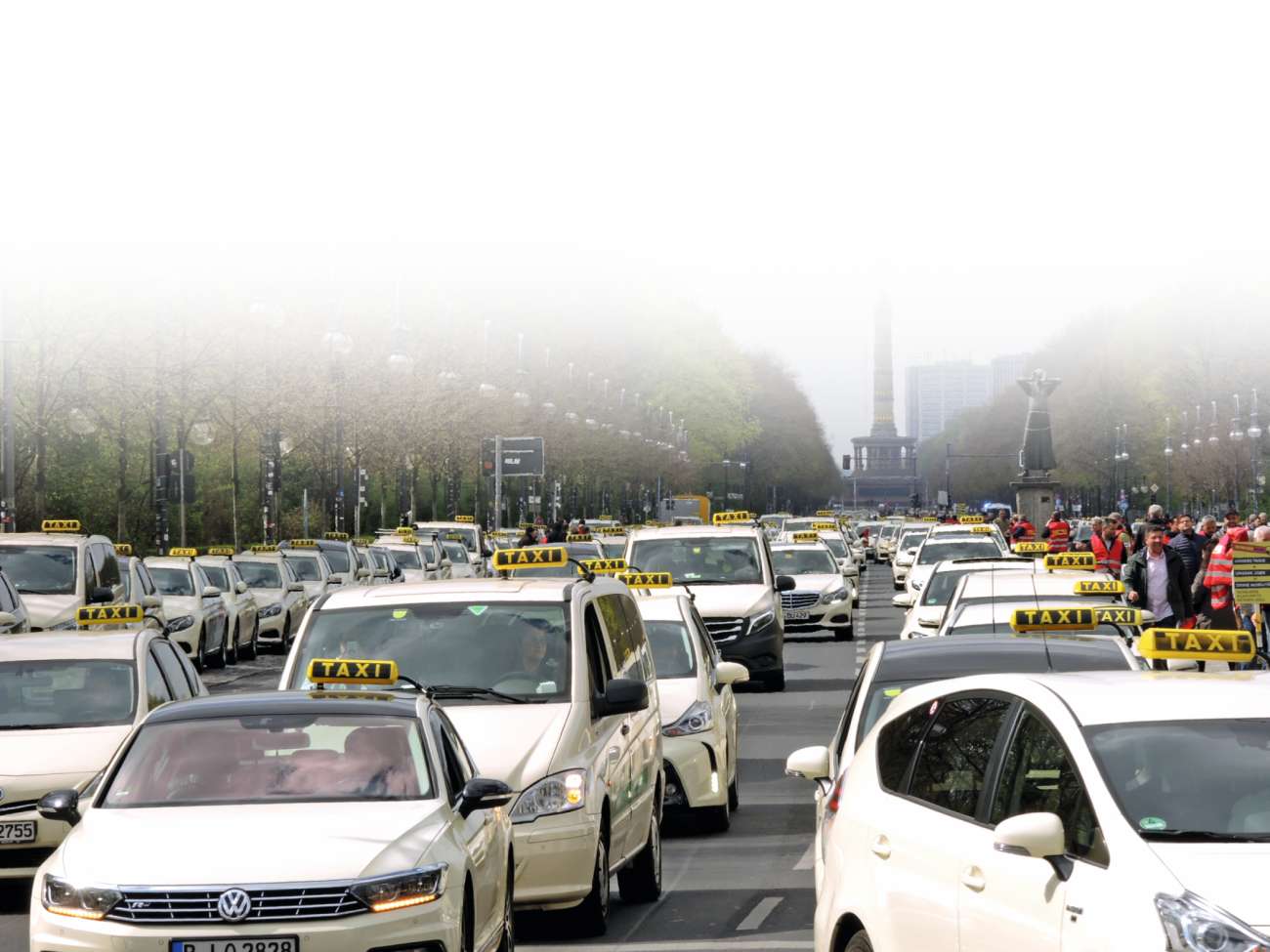 Mit bis zu 5.000 Taxis zwischen der Siegessäule und dem Brandenburger Tor fiel die zentrale Taxi-Demo in Berlin eindrucksvoll aus. Bild: Matthias Roeser