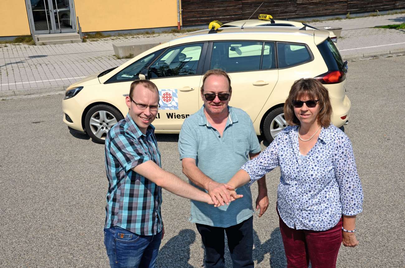 Mit Susanna Wiesner schwitzten auch ihr Sohn Thomas und ihr Geschäftsführer und Lebensgefährte Wiedom bei 28 Grad Celsius vor der Kamera. Bild: Dietmar Fund