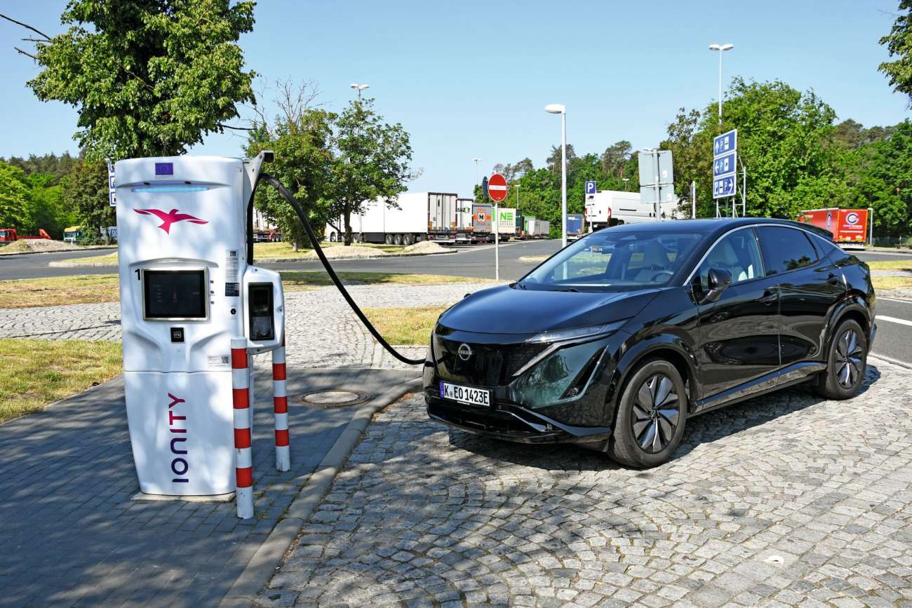 Schon das Basismodell des Nissan Ariya hat LED-Scheinwerfer mit Fernlicht-Automatik und einen 22-kW-On-Board-Lader. Den großen Akku gibt es erst ab der zweiten von vier Ausstattungsstufen. Bild: Dietmar Fund
