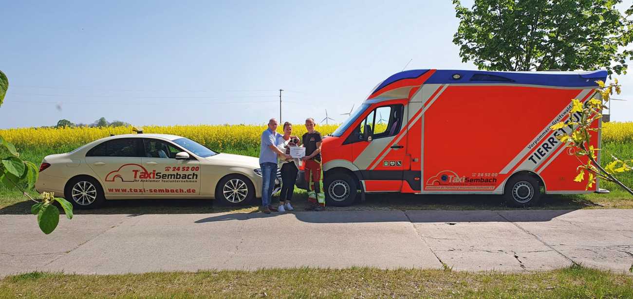 Guido (v.l.) und Kathleen Sembach haben für ihr Möpschen Lina schon Unterstützung von Klaus Kraft bekommen und sponsern jetzt den Rettungswagen der Tierrettung. Bild: Taxi Sembach