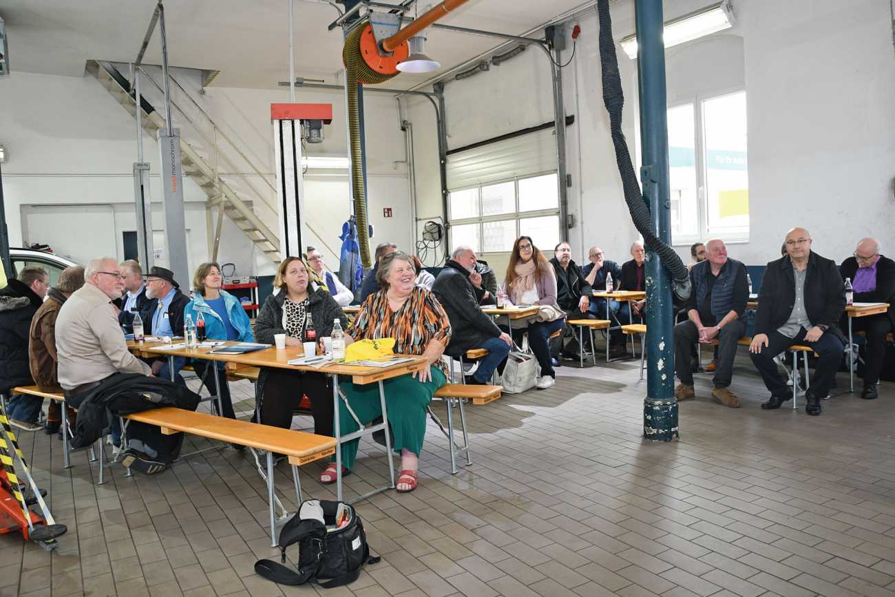 Auch dieses Jahr hatten sich wieder zwei Dutzend treue Verbandsmitglieder versammelt. Gastgeber war der Karlsruher Bosch-Service Karrer & Barth und Partner GmbH. Bild: Dietmar Fund