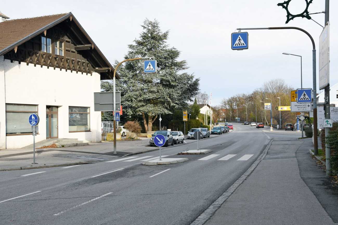 An Stellen, an denen wie hier ein Zebrastreifen und ein Radweg aufeinandertreffen, müssen Fahrerinnen und Fahrer von Taxis und Mietwagen generell sehr vorsichtig sein und bei Kindern erst Recht. Bild: Dietmar Fund