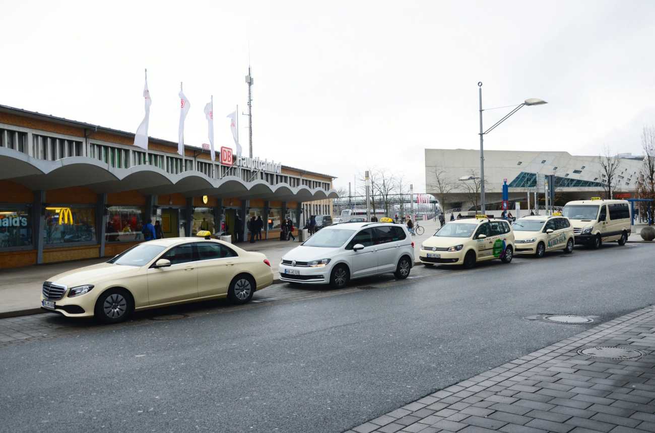 Gerade an den Taxiständen der Großstädte trifft man häufig und ungepflegte und schlecht gekleidete Taxifahrer. Bild: Dietmar Fund