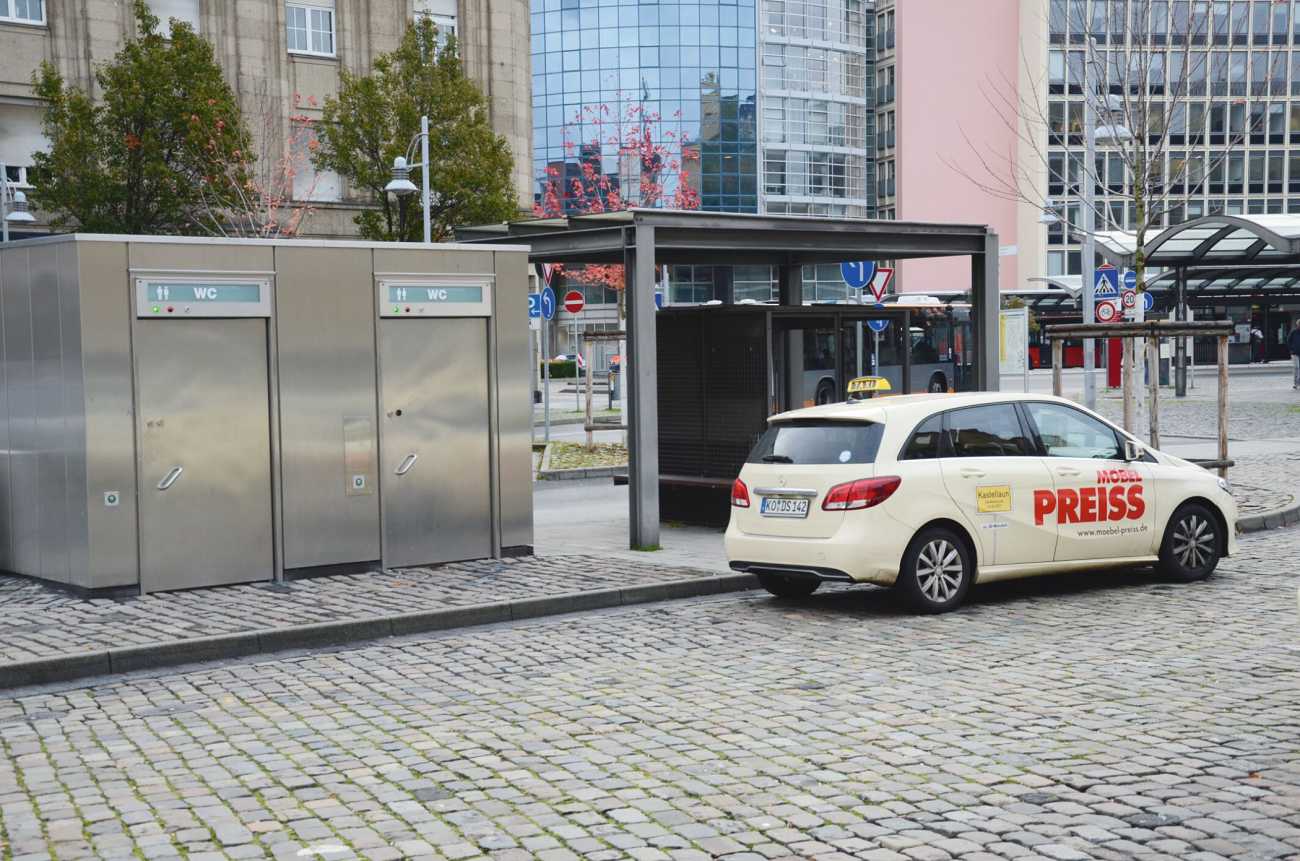 Die Taxifahrenden am Bahnhof Koblenz haben es gut: Für sie gibt es ein Toilettenhäuschen. Bild: Dietmar Fund