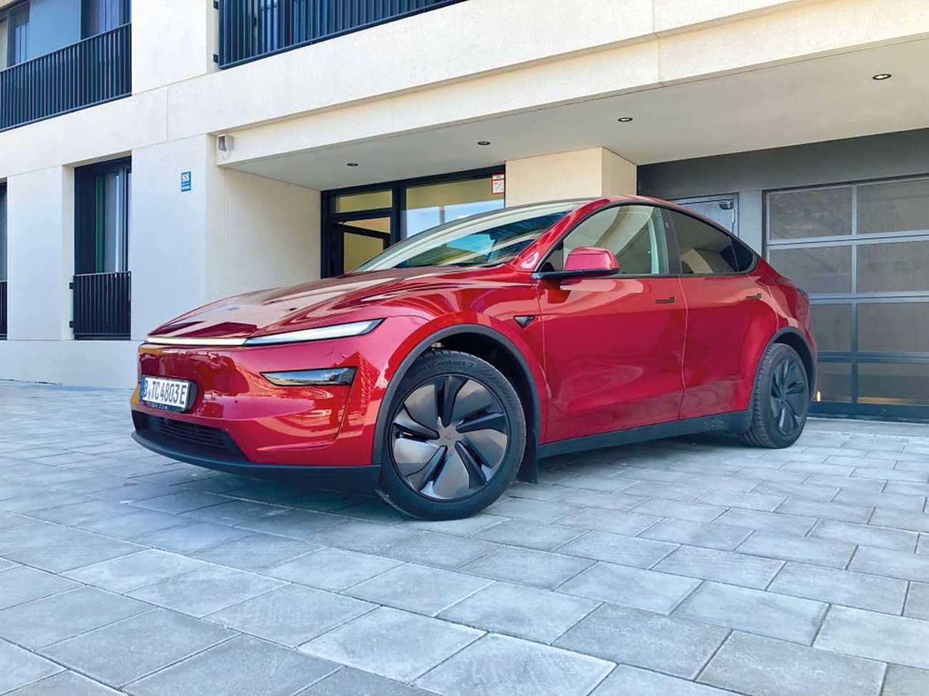 Tesla polarisiert – einst, weil man damit zu den Vorreitern der E-Mobilität zählte. Zuletzt allerdings eher, weil sich Tesla-Chef Elon Musk immer mehr ins politische Abseits manövrierte. Bild: G. Soller