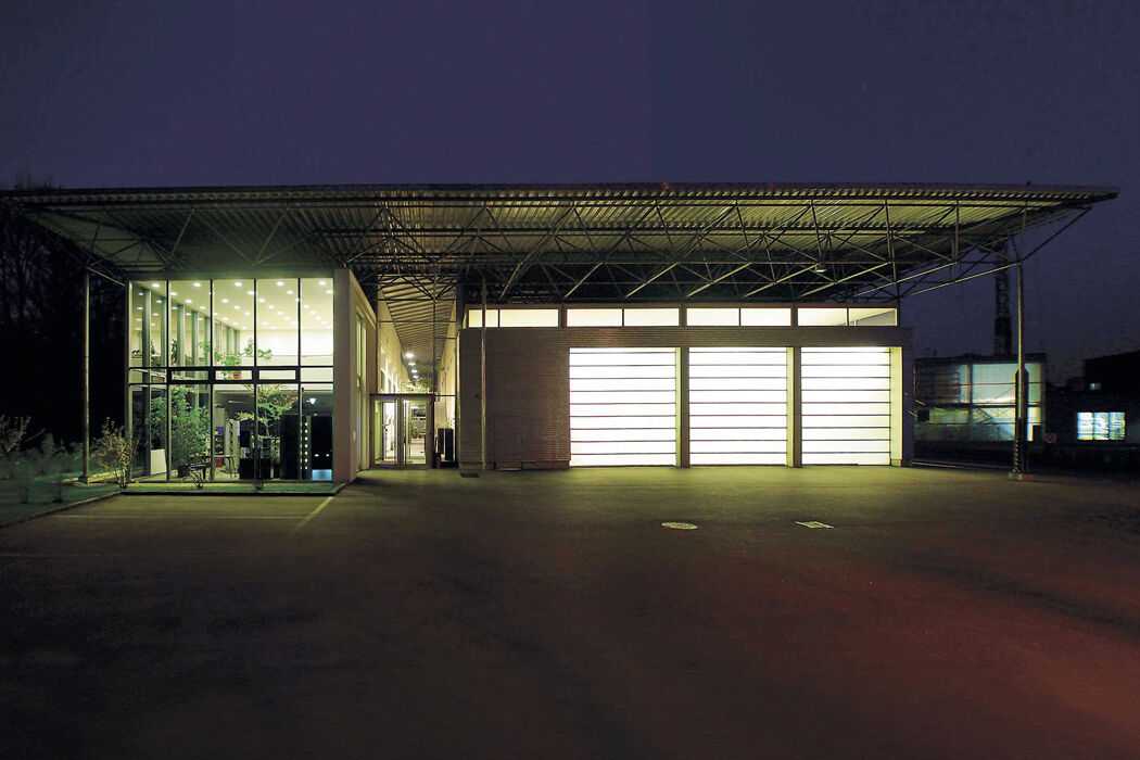 Preisgekrönte Hale-Zentrale: Links vom zentralen Gang liegen die Büros, rechts die Werkstätten. Bild: HALE
