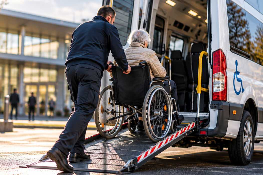 Wer befördert in Zukunft Personen mit Handicap? Krankenfahrdienste und Taxi- und Mietwagenunternehmen sollen in Zukunft noch mehr sparen. Bild: Redaktion taxi heute/KI-generiert