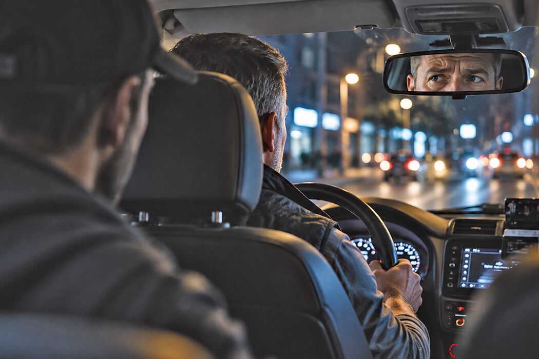 Jeder Angriff erinnert an die Risiken des Berufs des Taxifahrers, die Außenstehende häufig unterschätzen. Bild: taxi heute/KI-generiert
