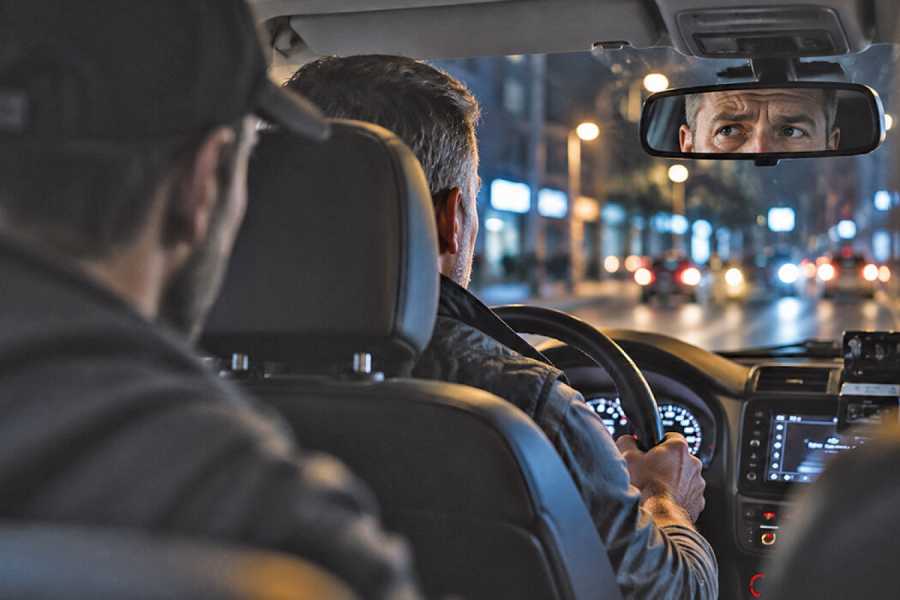 Jeder Angriff erinnert an die Risiken des Berufs des Taxifahrers, die Außenstehende häufig unterschätzen. Bild: taxi heute/KI-generiert