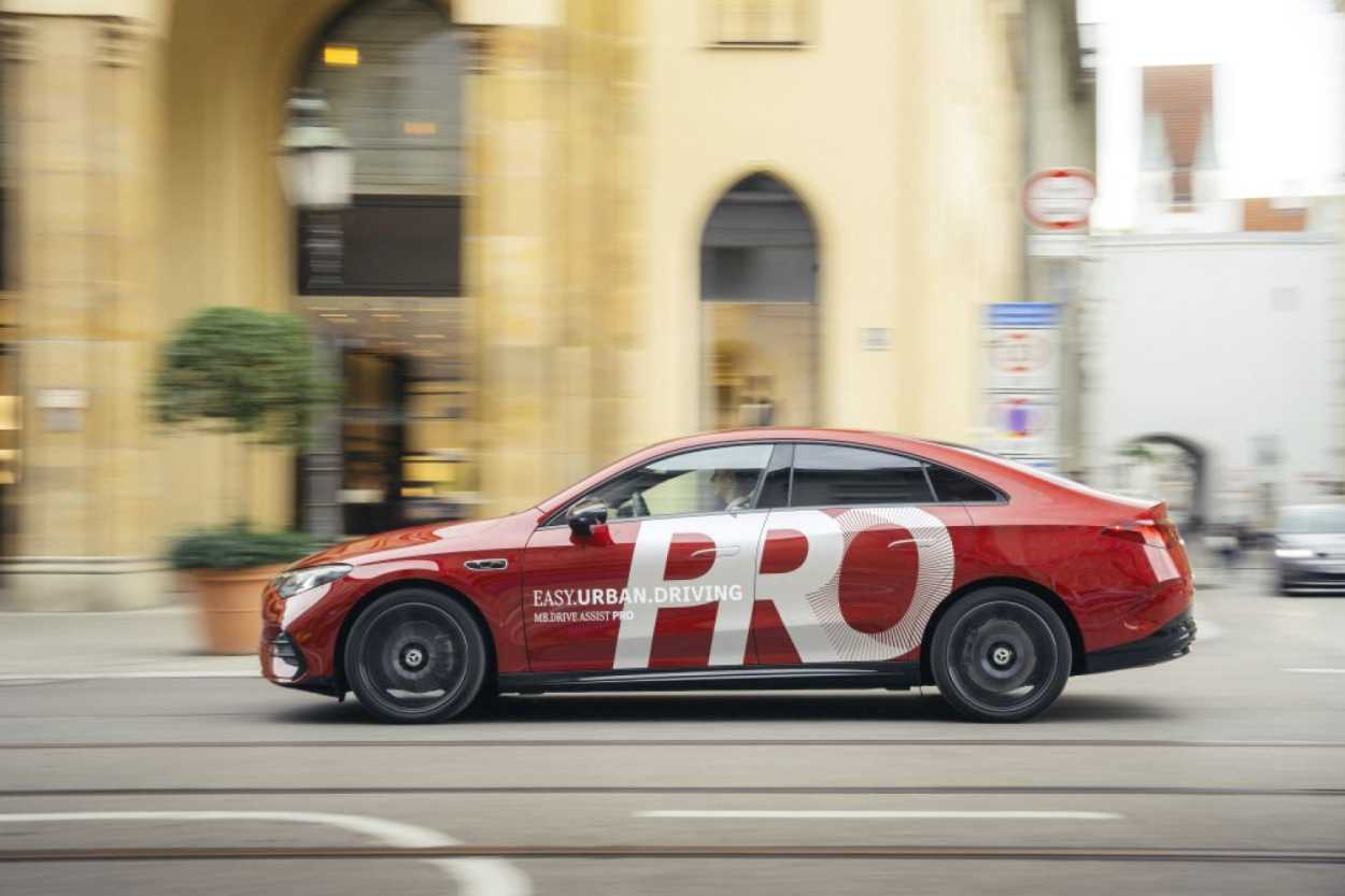 Zwischenschritt: Mit der neuen UN-Regulierung werden erweiterte Assistenzsysteme wie Drive Assist Pro möglich, der auch in der Stadt flüssig assistiertes Fahren ermöglichen soll. | Foto: Mercedes-Benz