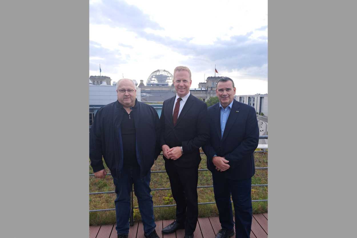 TMV-Präsident Thomas Kroker (li.) und Büroleiter Nico Höttges (re.) sprachen mit Henning Rehbaum (CDU) über rechtliche Rahmenbedingungen und Kontrollen im Taxi- und Mietwagengewerbe. | Foto: TMV