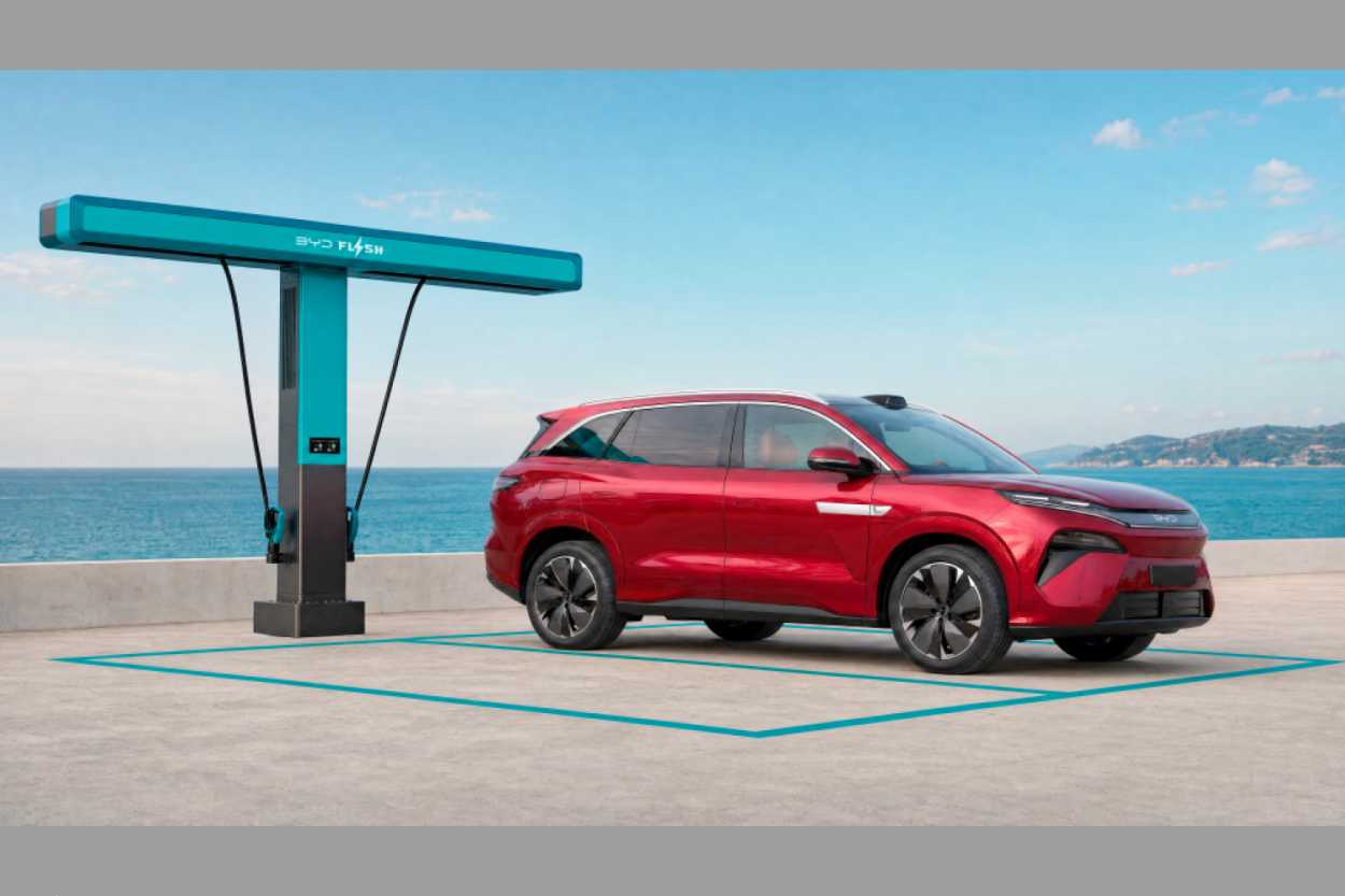 Mit 5,04 Metern Länge bietet der neue BYD Atto 8 Platz für drei Sitzreihen. Bei voller Bestuhlung fasst der Kofferraum 270 Liter, unter der Fronthaube stehen weitere 136 Liter zur Verfügung. | Foto: BYD