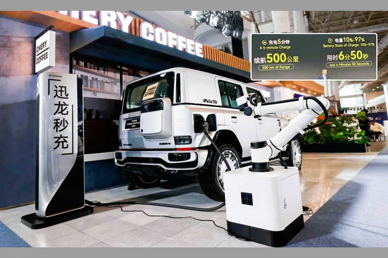 Bis der Kaffee im Chery Coffee fertig ist, ist das Auto davor bereits geladen...| Foto: Chery