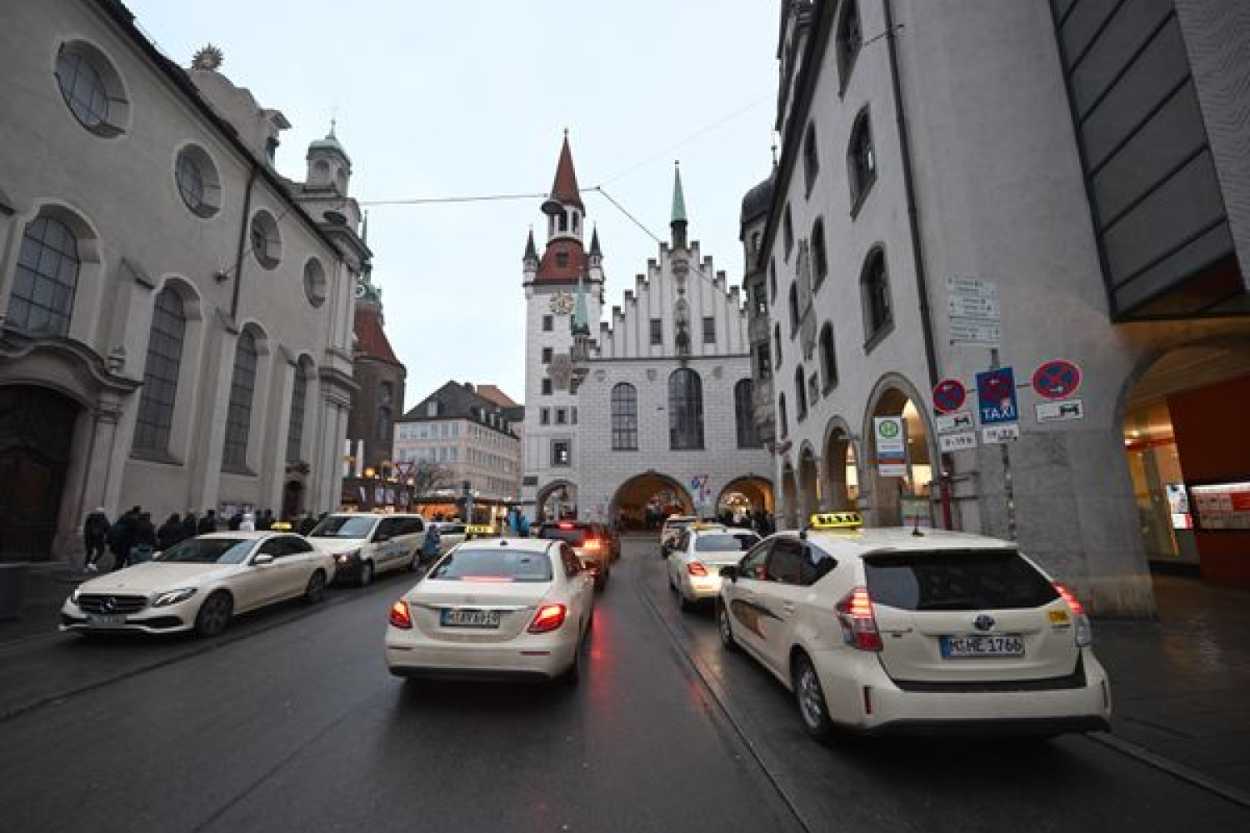 Taxis stehen vor dem alten Rathaus in der Münchner Innenstadt. Der Bundesverband Taxi und Mietwagen setzt sich weiterhin für eine Regulierung des Preiswettbewerbs zwischen Taxi- und Mietwagenunternehmen ein. | Foto: Felix Hörhager/dpa
