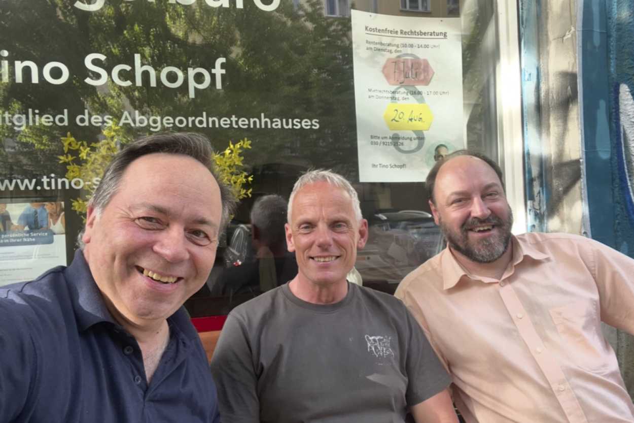 Patrick Meinhardt (li.) und Sascha Waltemate (re.) mit Tino Schopf vor seinem (jetzt ehemaligen) Bürgerbüro. | Foto: VSPV