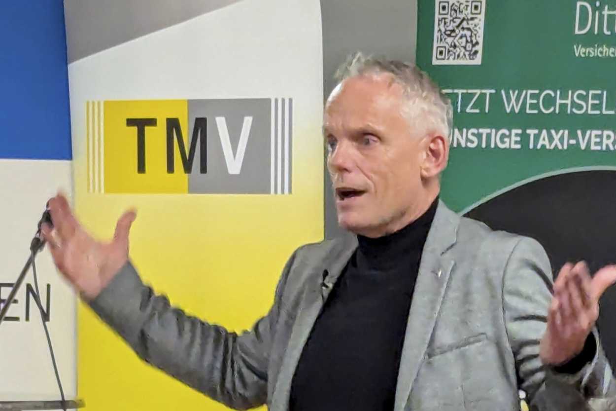 Tino Schopf in seinem Element - als Kämpfer für die Berliner Taxi-Branche, hier beim TMV-Think Tank in Bamberg.| Foto: T. Kanzler